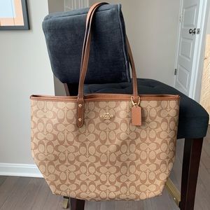 Coach tote bag in signature canvas